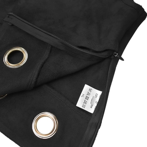 Détail du tissu en suédine noire avec œillets dorés, zip invisible et étiquette de taille S