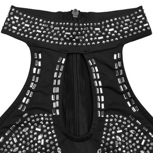 Dettagli dell'elegante tuta nera con allacciatura al collo, strass e ritaglio sul petto