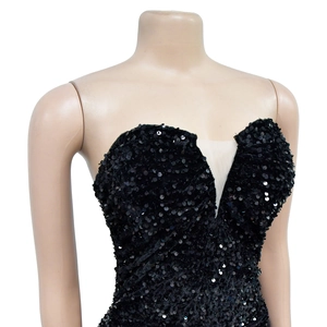 Détail du décolleté cœur en paillettes noires avec insert en maille transparente