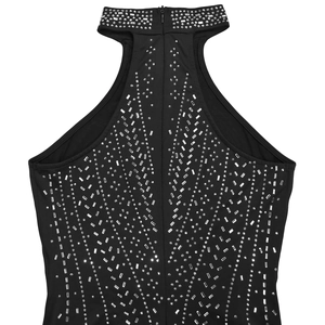 Dettaglio di elegante tuta nera con strass argentati brillanti sulla scollatura