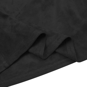 Détail de la double couture et texture daim mate sur l'ensemble deux pièces noir