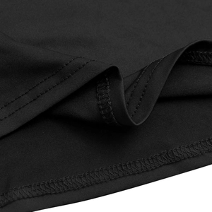 Detailansicht der Doppelnaht und des Saums an einem schwarzen One-Shoulder-Kleid