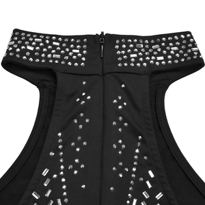 Dettaglio della schiena di una tuta nera con strass eleganti e zip invisibile posteriore