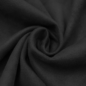 Gros plan sur la texture du tissu en velours brossé noir avec des ombres douces et drapé