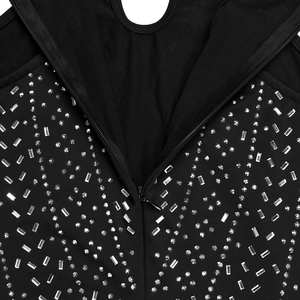 Dettaglio della tuta nera con motivi in strass argentati e cerniera in nylon di qualità