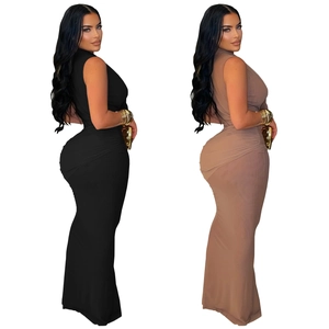 Détail de robe longue sans manches à col en V avec fronces latérales en noir et café
