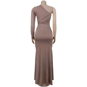 Mocha Slim-Fit One-Shoulder-Kleid mit elegantem gerafftem Rücken und Langarm