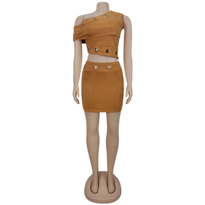 Vue détaillée du tissu imitation daim caramel avec œillets métalliques sur l'ensemble