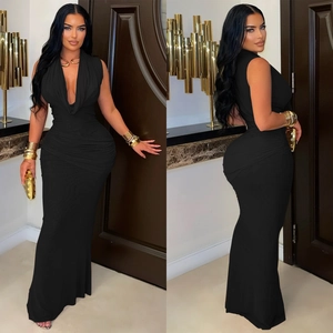 Détail d'une élégante robe noire sans manches à col en V profond avec plis à la taille
