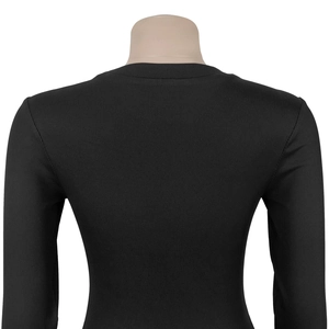 Dettaglio del tessuto in maglia a coste nere e del taglio slim sul retro dell'abito