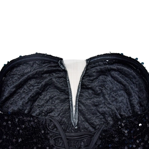 Vue macro détaillée du tissu à paillettes noires avec laçage croisé et doublure