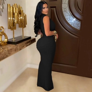 Détail de la taille froncée sur une élégante robe longue noire sans manches ajustée