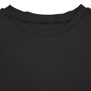 Dettaglio del girocollo in maglia a costine nera con cuciture doppie di precisione