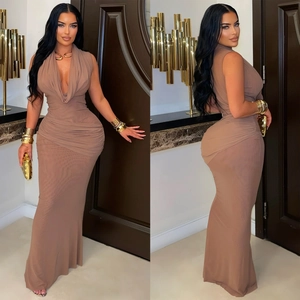 Détail de la robe longue marron sans manches avec col en V froncé et coupe moulante chic