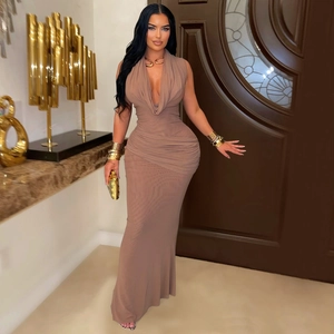 Robe longue froncée élégante sans manches marron café avec décolleté en V profond