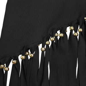 Dettaglio dell'abito in maglia a coste nere con frange lunghe e perline dorate lucide