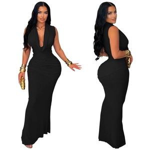 Détail d'une élégante robe longue noire sans manches avec décolleté en V et fronces latérales