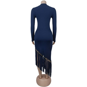 Dettaglio dell'abito in maglia a coste blu navy con frange e perline dorate
