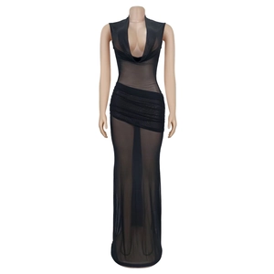 Détails de la robe noire en tulle transparent avec col en V profond et plis froncés