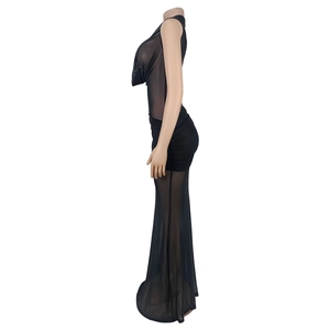 Vue latérale détaillée de la robe longue noire sans manches en mesh avec décolleté en V