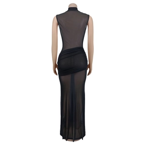 Vue détaillée des fronces horizontales au dos d'une robe maxi en maille noire