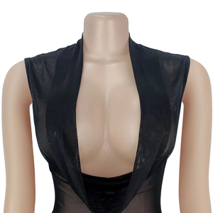 Détail du haut sans manches en tulle noir transparent avec décolleté plongeant en V