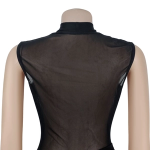 Détail du dos d'un haut noir sans manches en maille transparente avec col montant