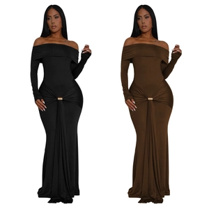 Robe longue élégante à épaules dénudées avec plis à la taille et boucle en métal