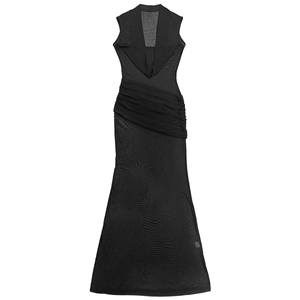Détail du tissu en maille noire avec texture plissée sur une robe longue sirène sans manches