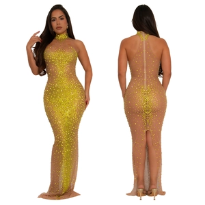 Robe de soirée jaune ornée de strass avec col licou et silhouette sirène en maille transparente