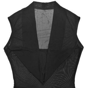 Détail du tissu en maille noire transparente avec décolleté en V profond sur robe