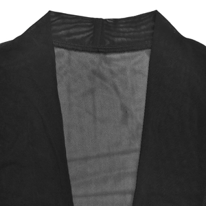 Gros plan sur le tissu en maille noire montrant les coutures du col en V et la texture