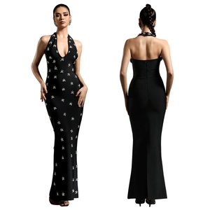Elegante abito lungo nero con scollatura all'americana e strass argentati a forma di stella
