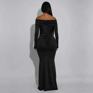 Détail du design froncé au dos sur cette robe longue noire à épaules dénudées élégante