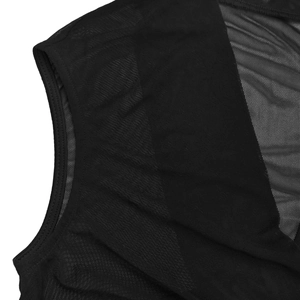 Gros plan sur le détail du tissu en mesh noir avec texture fine et couture nette