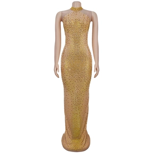 Vue détaillée de la robe de soirée en mesh avec strass dorés et ourlet élégant en queue de poisson