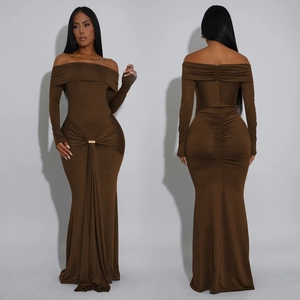 Détail des fronces à la taille et boucle en métal doré sur une robe longue moulante marron