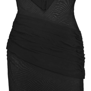 Détail de la robe en maille noire avec taille froncée élégante et texture décolleté en V