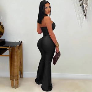 Detail of elegant black strapless wide-leg jumpsuit with back-view fit and sleek fabric