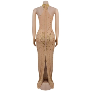 Détail d'une robe moulante en maille nude avec strass dorés et fermeture éclair au dos