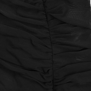 Gros plan sur un tissu en mesh noir avec texture plissée élégante et détails drapés