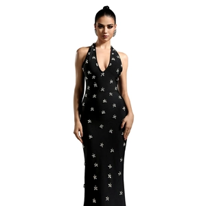 Dettaglio dell'elegante abito nero a trapezio con schiena scoperta e paillettes a stella