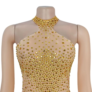 Détail du décolleté licou avec strass sur une robe transparente en mesh nude