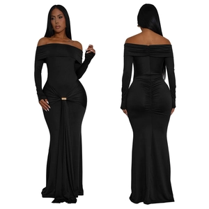 Robe longue noire à épaules dénudées avec dos froncé et détail d'anneau métallique chic