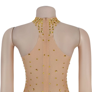 Détail du dos d'une robe en maille montrant la fermeture éclair et le col en strass