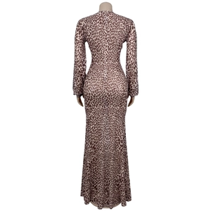 Détail d'une robe longue à manches longues avec imprimé léopard, fermeture éclair et coupe sirène