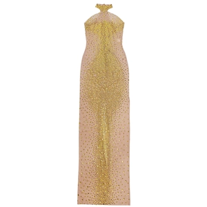 Détail de la robe en maille extensible avec motifs en strass dorés et col licou