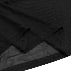 Gros plan de l'ourlet en tulle noir avec des détails de couture à double aiguille