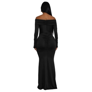 Vue arrière de la robe longue noire à épaules dénudées avec détail froncé élégant