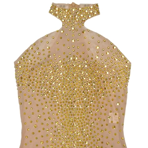 Gros plan sur la robe en maille transparente ornée de strass dorés scintillants et élégants